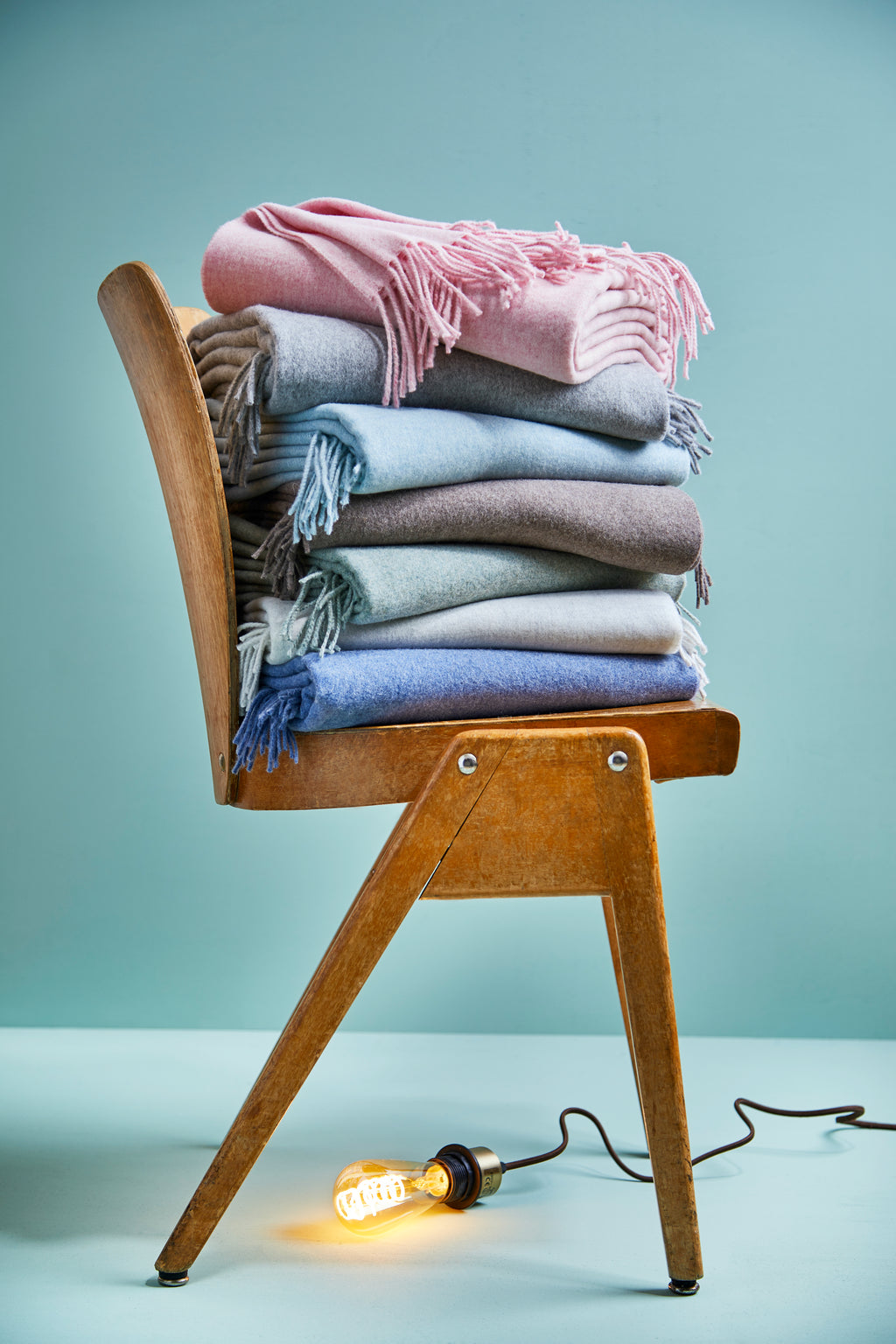 Lammwolldecke in schönen pastellfarben: rosa, graue Wolldecke, blau, braun grün und jeansblau. 